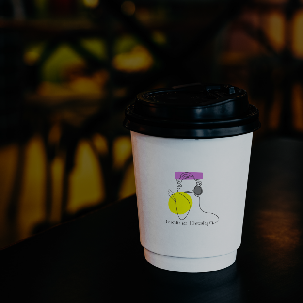 mockup d'un verre avec le logo de mélinadesign